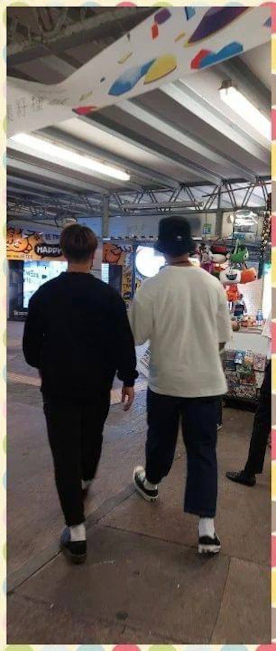 有粉絲在粉絲群組中分享疑似是AK的背影，不過事後AK否認是本人。